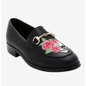 WMN Size 8 Hot Topic Roses & Skull Embroidered Loafer Shoe